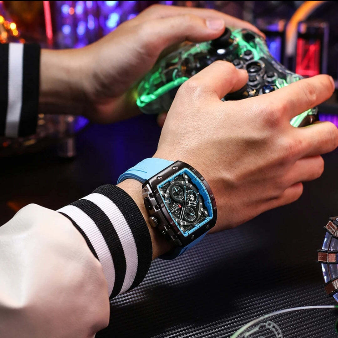 Montre portée par un homme au poignet, bracelet silicone en bleu ciel 
