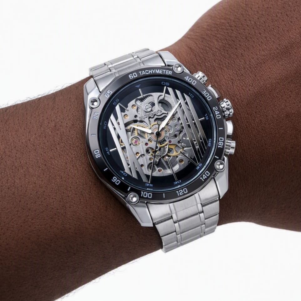 Montre au poignet d'homme noir, vue de face