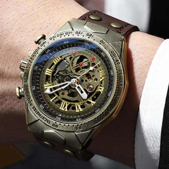 Montre automatique en cuir au poignet 