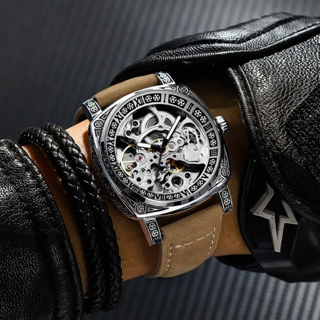 Montre mécanique de couleur beige au poignet 