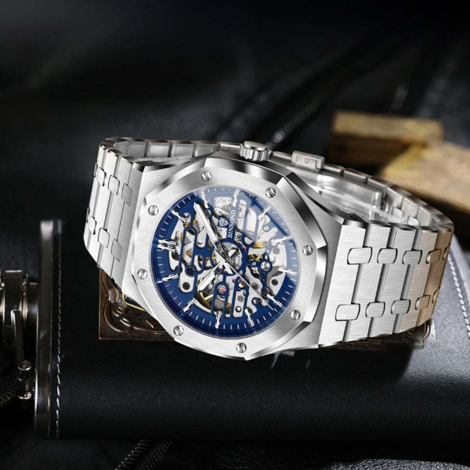 Montre squelette Binbond posée horizontalement 