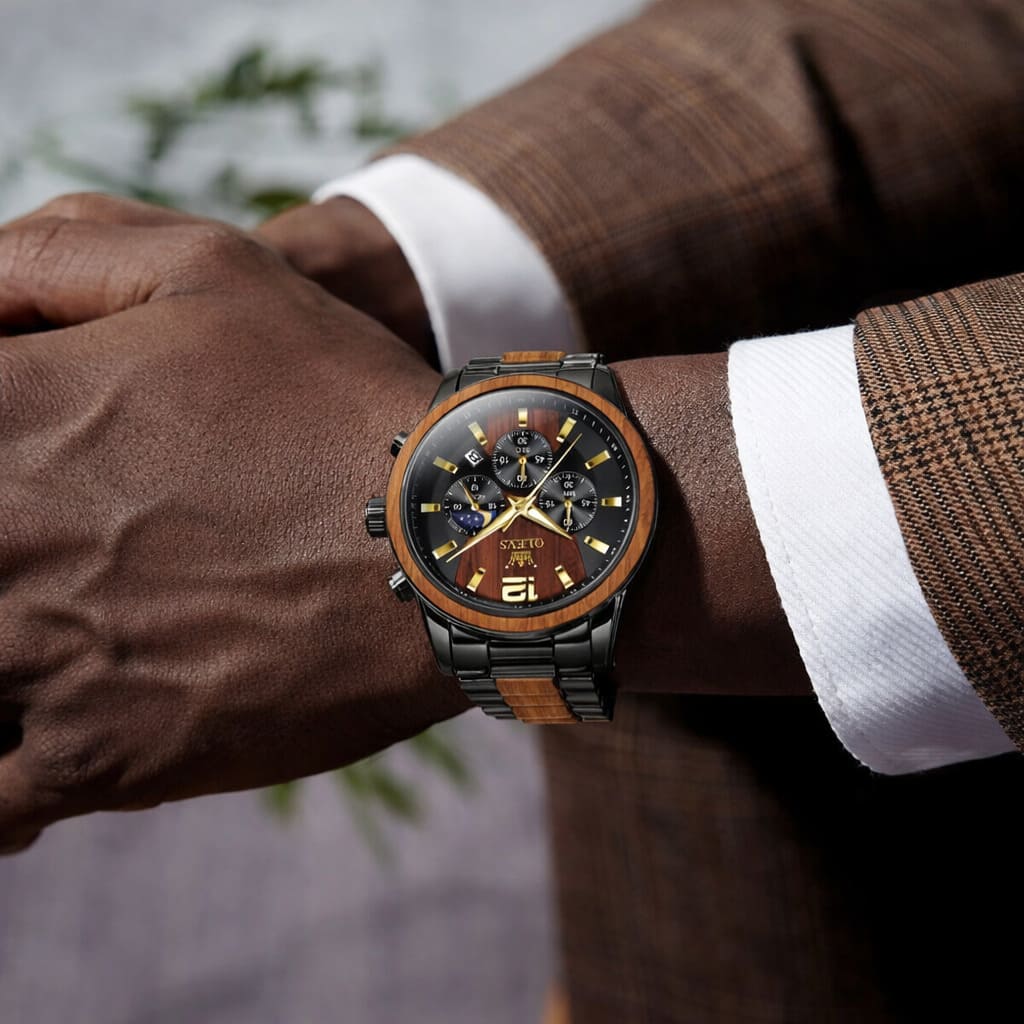 Montre à Quartz porté par un homme de teint noir au poignet 