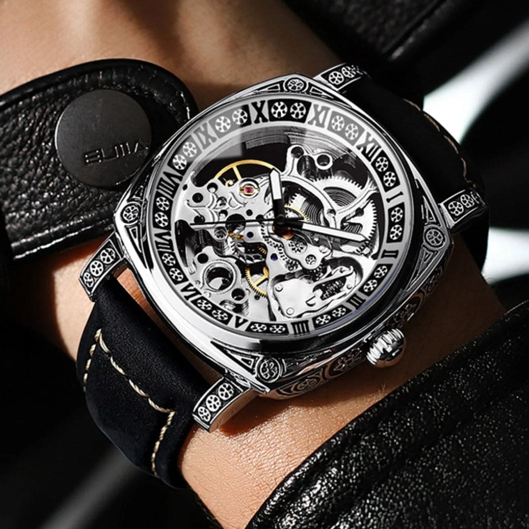 Montre automatique au poignet d'un homme blanc 