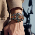 Montre spécial inoxydable et bois portée au poignet 