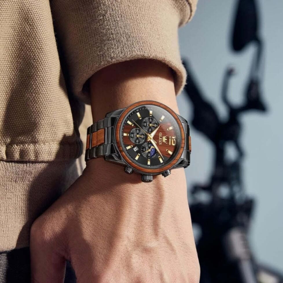 Montre spécial inoxydable et bois portée au poignet 