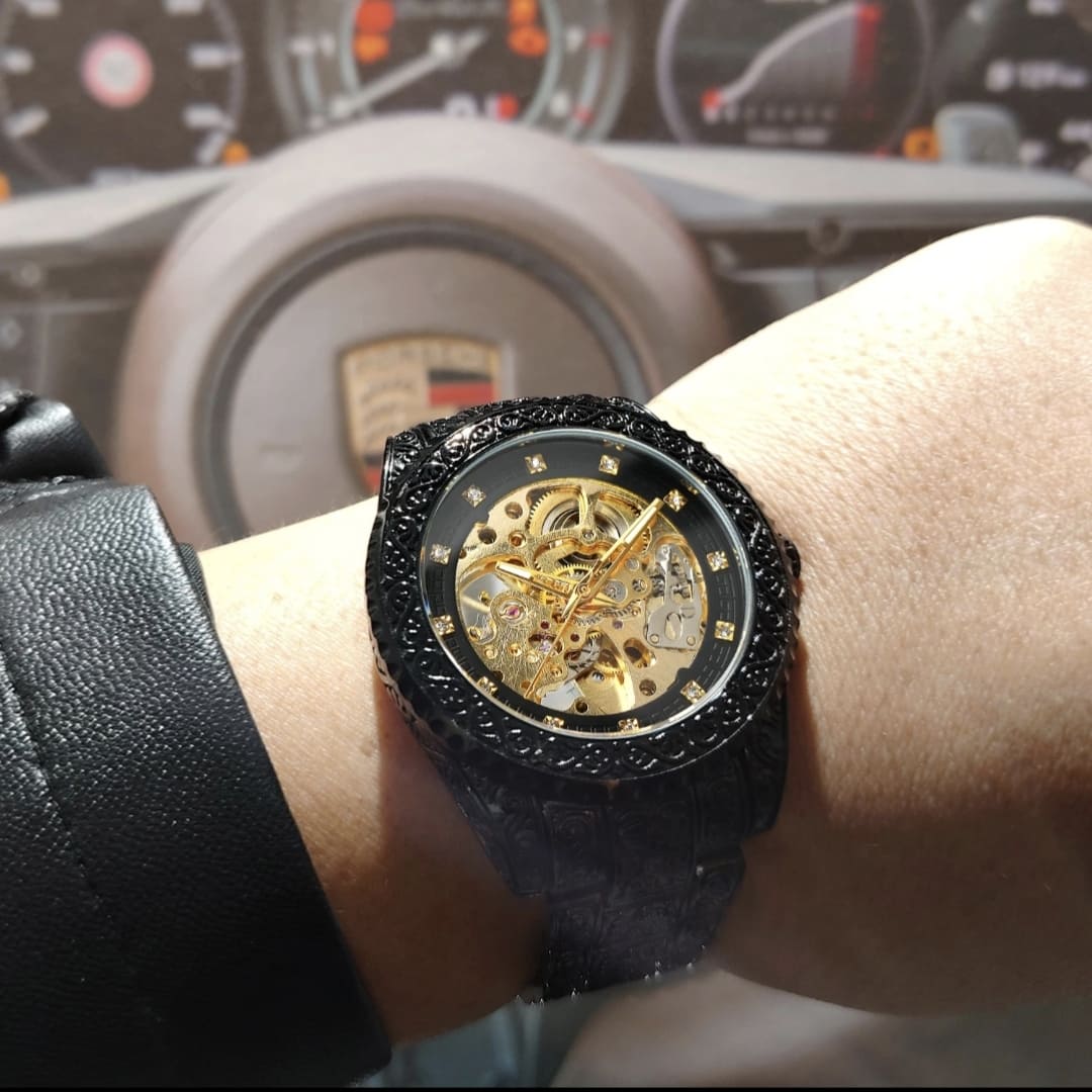 Montre automatique inox, au poignet, vue de face 