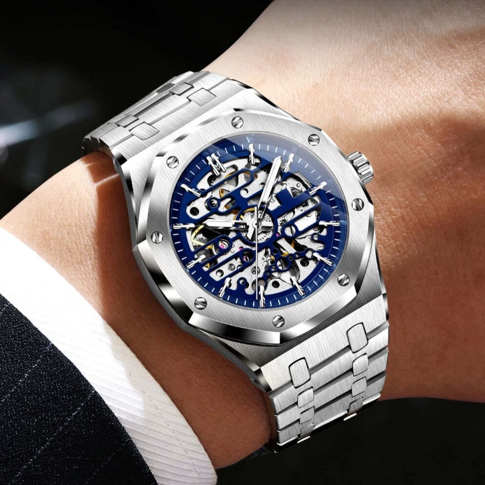 Montre mécanique portée par un blanc au poignet 