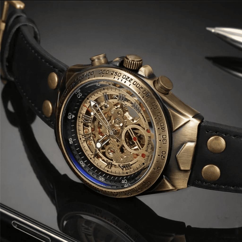 Montre squelette automatique Binbond, vue de profil, bracelet en cuir noir 