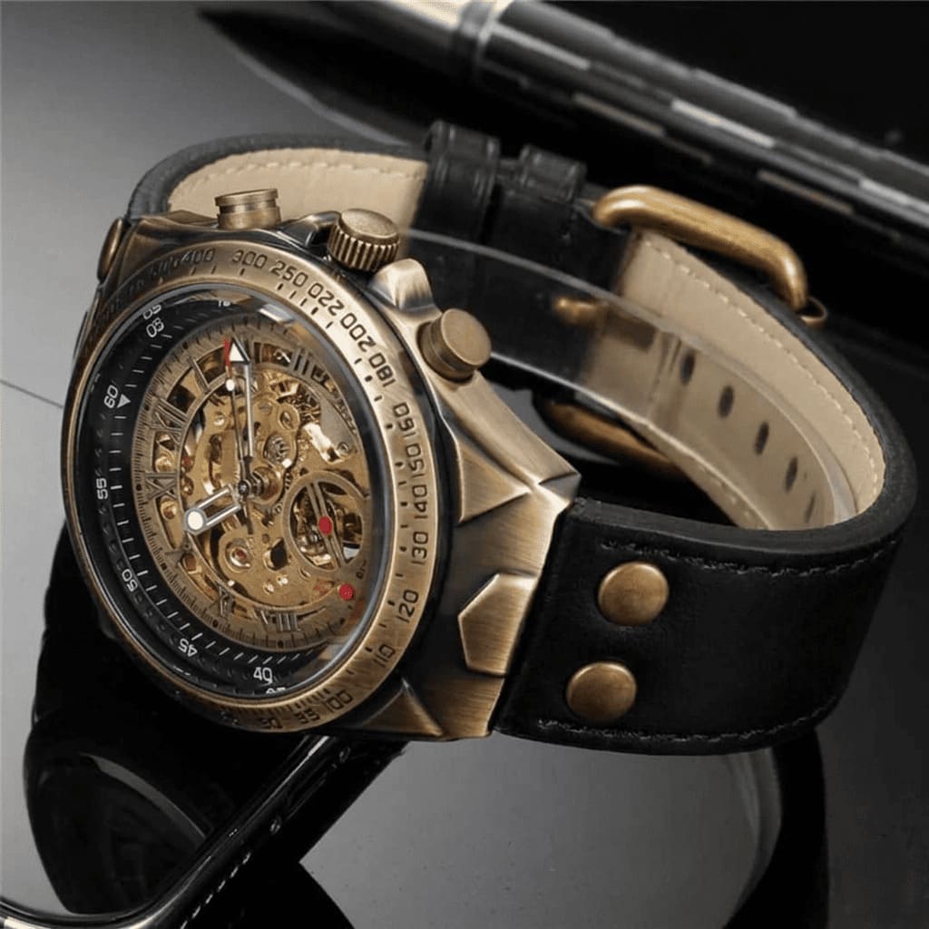 Montre automatique au bracelet noir, vue de profil 