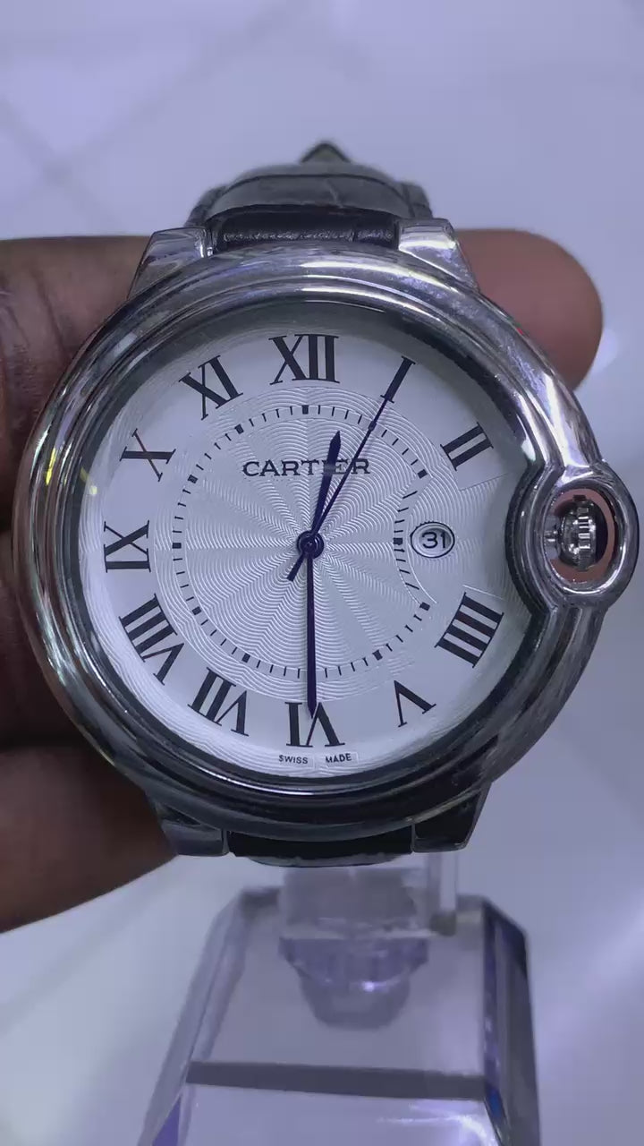 Vidéo de présentation de la montre de luxe style Ballon Bleu, boîtier rond, cadran à chiffres romains et bracelet cuir