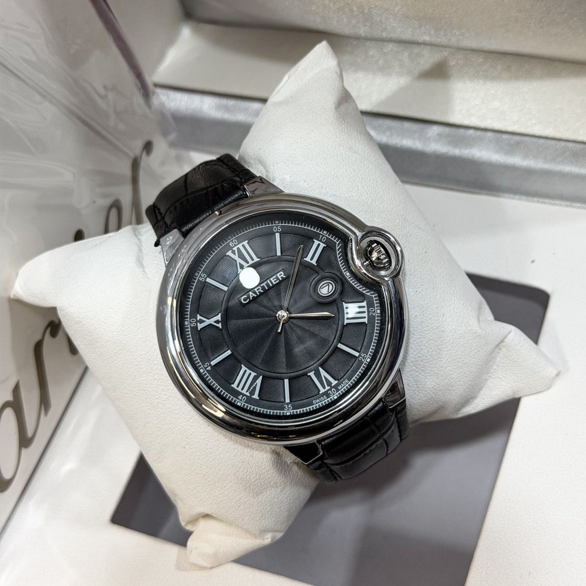 Montre de luxe style Ballon Bleu, boîtier argent, cadran noir à chiffres romains et bracelet cuir noir