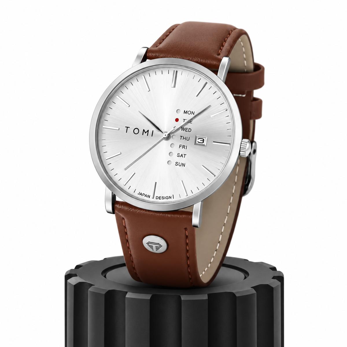 Montre TOMI T-019 Maverick à cadran blanc et bracelet en cuir marron, posée sur un socle noir