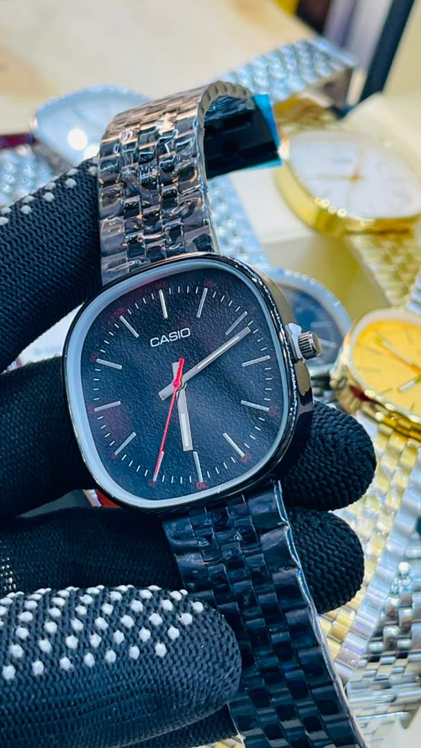 Montre Casio Vintage Minimaliste, boîtier coussin en acier inoxydable, cadran texturé et trotteuse rouge – vue 3