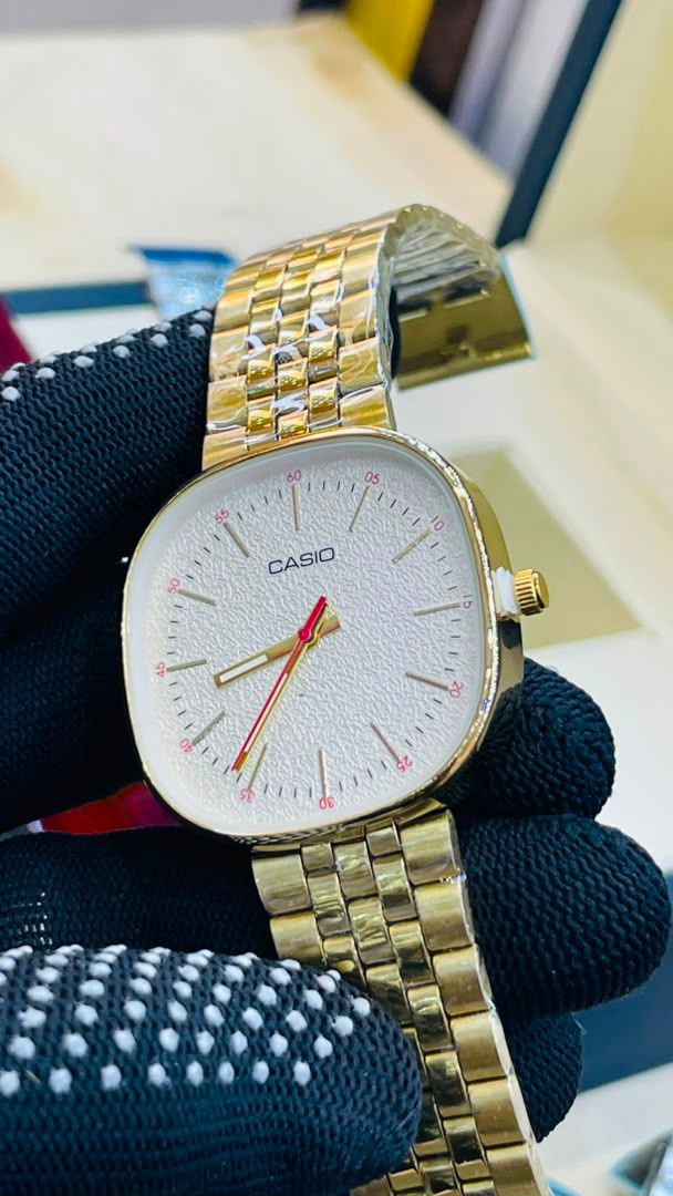 Montre Casio Vintage Minimaliste, boîtier coussin en acier inoxydable, cadran texturé et trotteuse rouge – vue 5