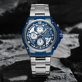 Boîtier octogonal bleu et argenté de la montre Naviforce chronographe en gros plan