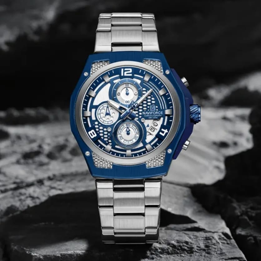 Boîtier octogonal bleu et argenté de la montre Naviforce chronographe en gros plan