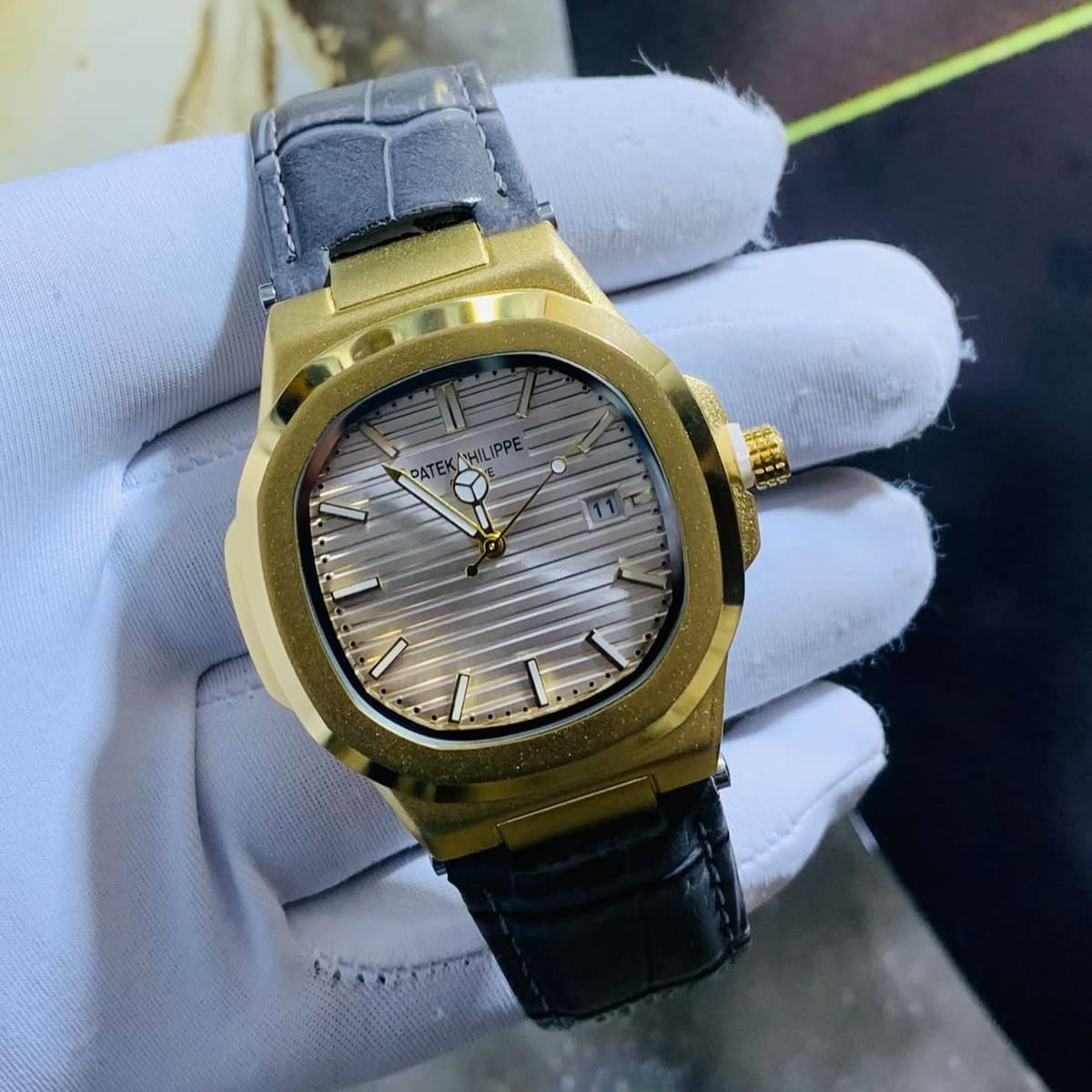 Montre Patek Philippe gris, vue inclinée 