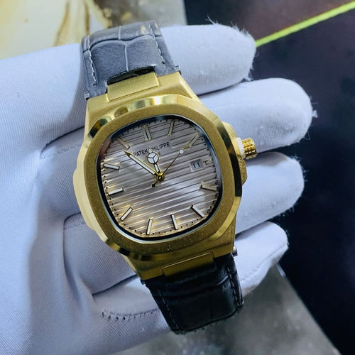 Montre Patek Philippe gris, vue inclinée 