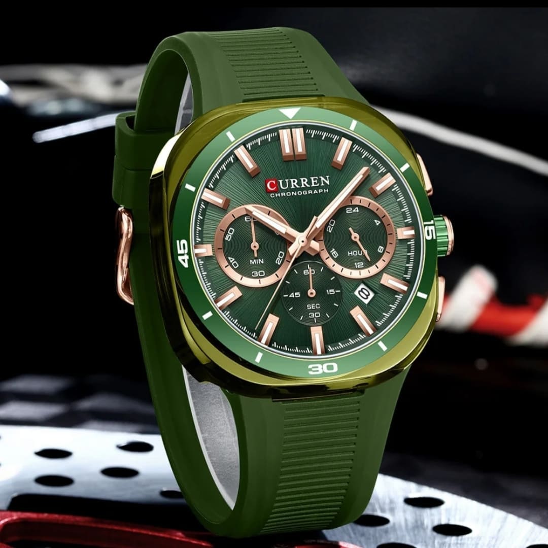 Gros plan sur le cadran et les trois compteurs de la montre Curren chronographe