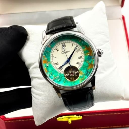 Montre Cartier cuir noir, Vue attache 