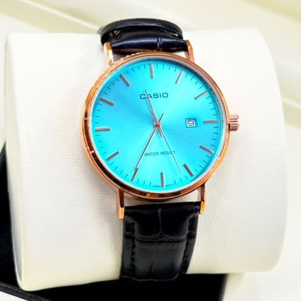 Montre homme Casio Classic boîtier or rose, cadran turquoise et bracelet cuir noir