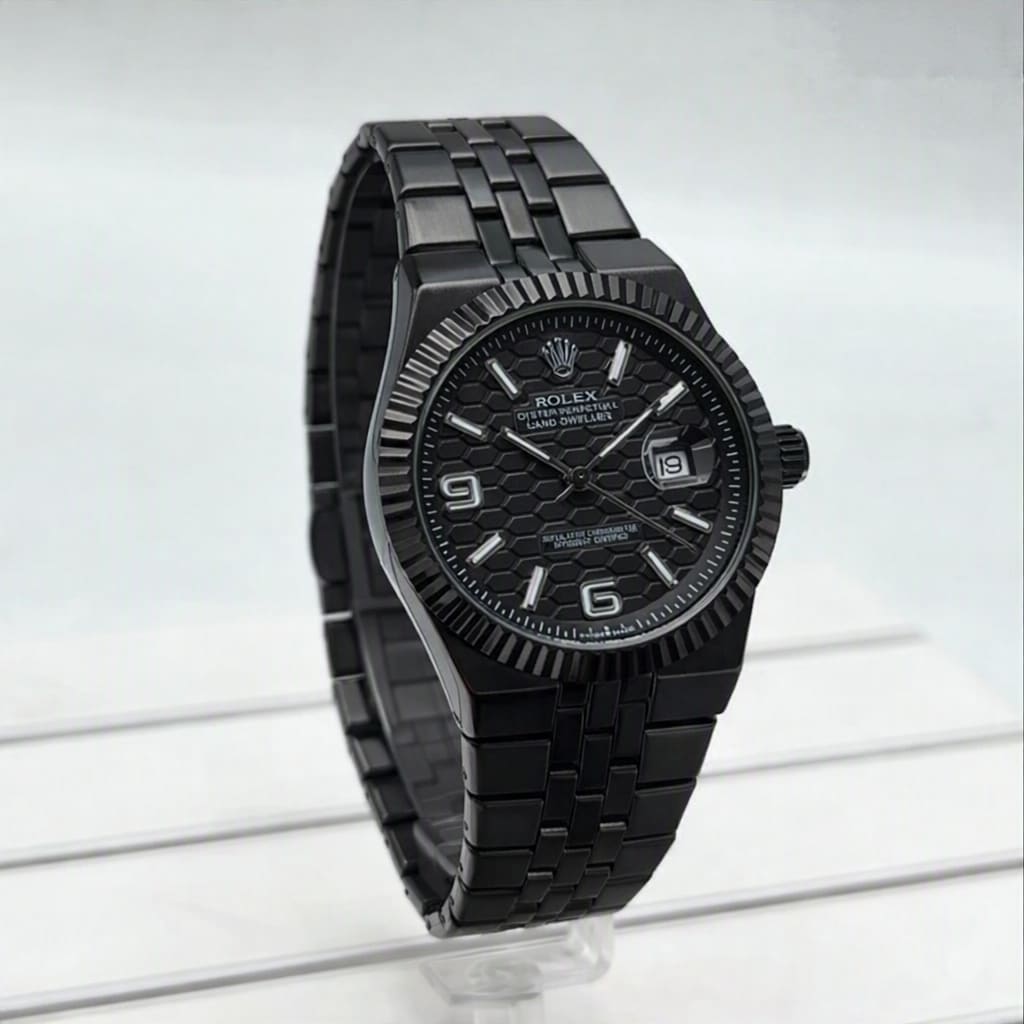 Montre Rolex noire, vue de profil.