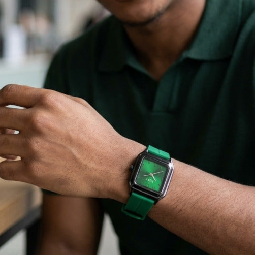 Montre sabr, écriture arabe, vue au poignet.