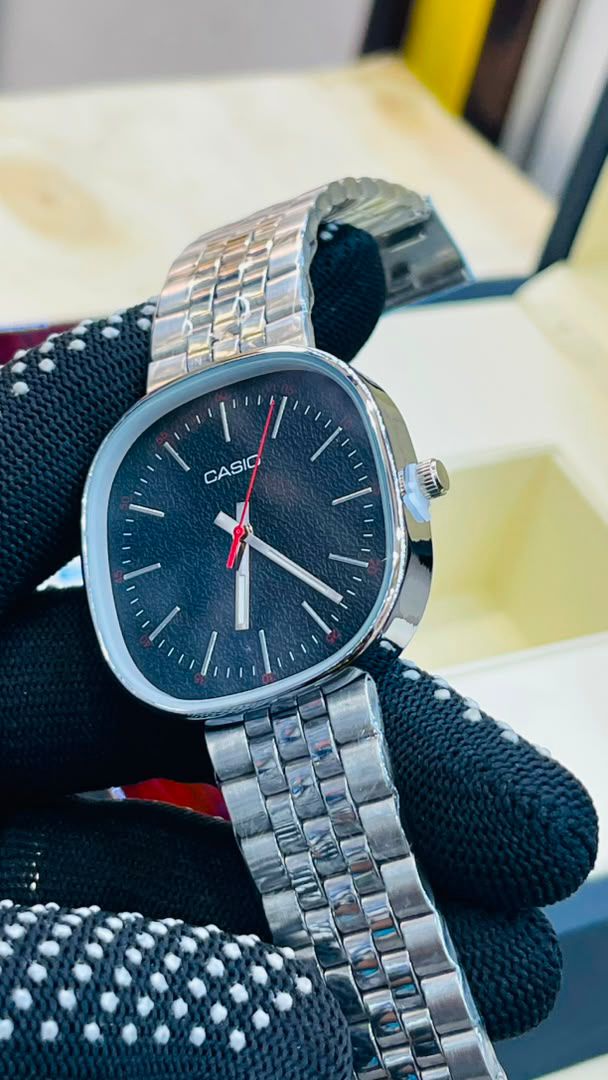 Montre Casio Vintage Minimaliste, boîtier coussin en acier inoxydable, cadran texturé et trotteuse rouge – vue 6