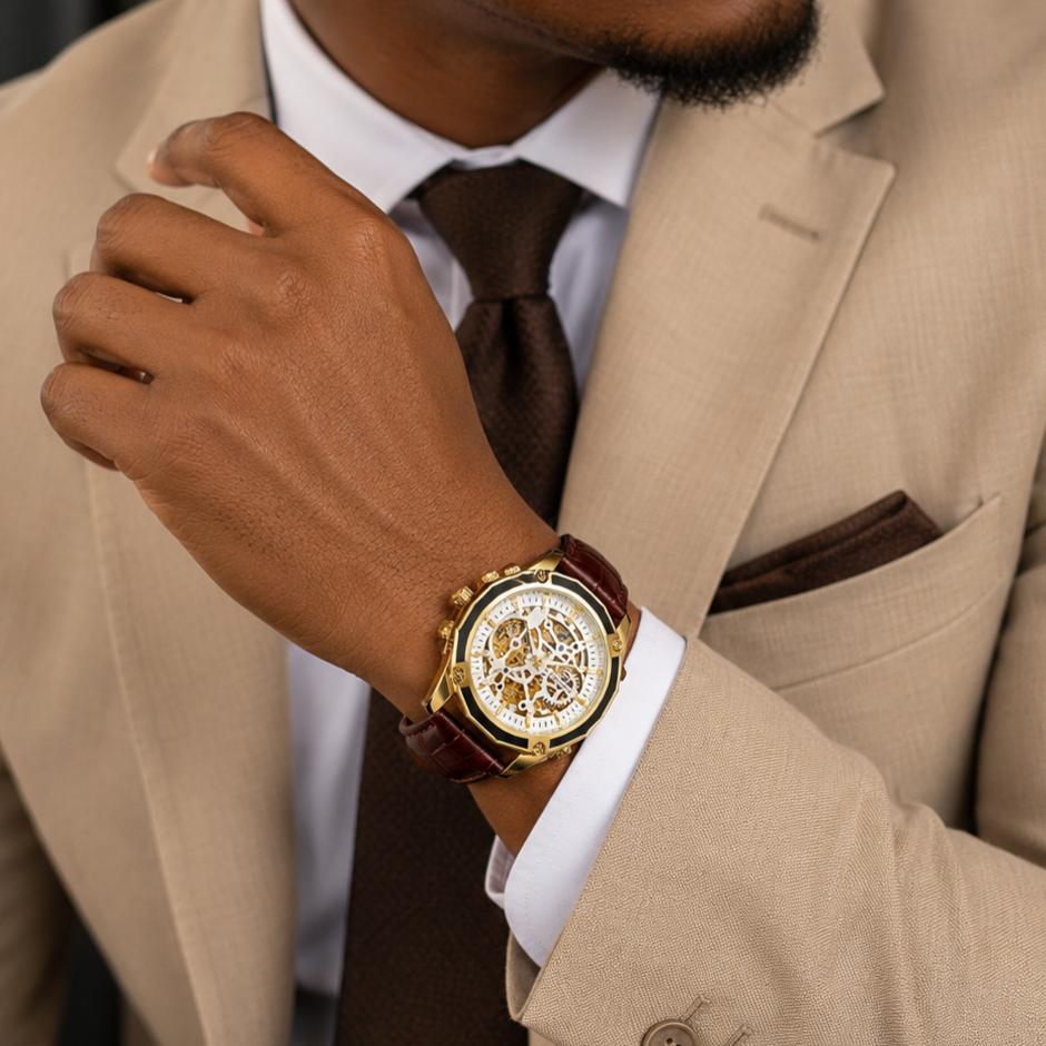 Montre automatique Forsining dorée avec mécanisme apparent, lunette noire, bracelet cuir marron