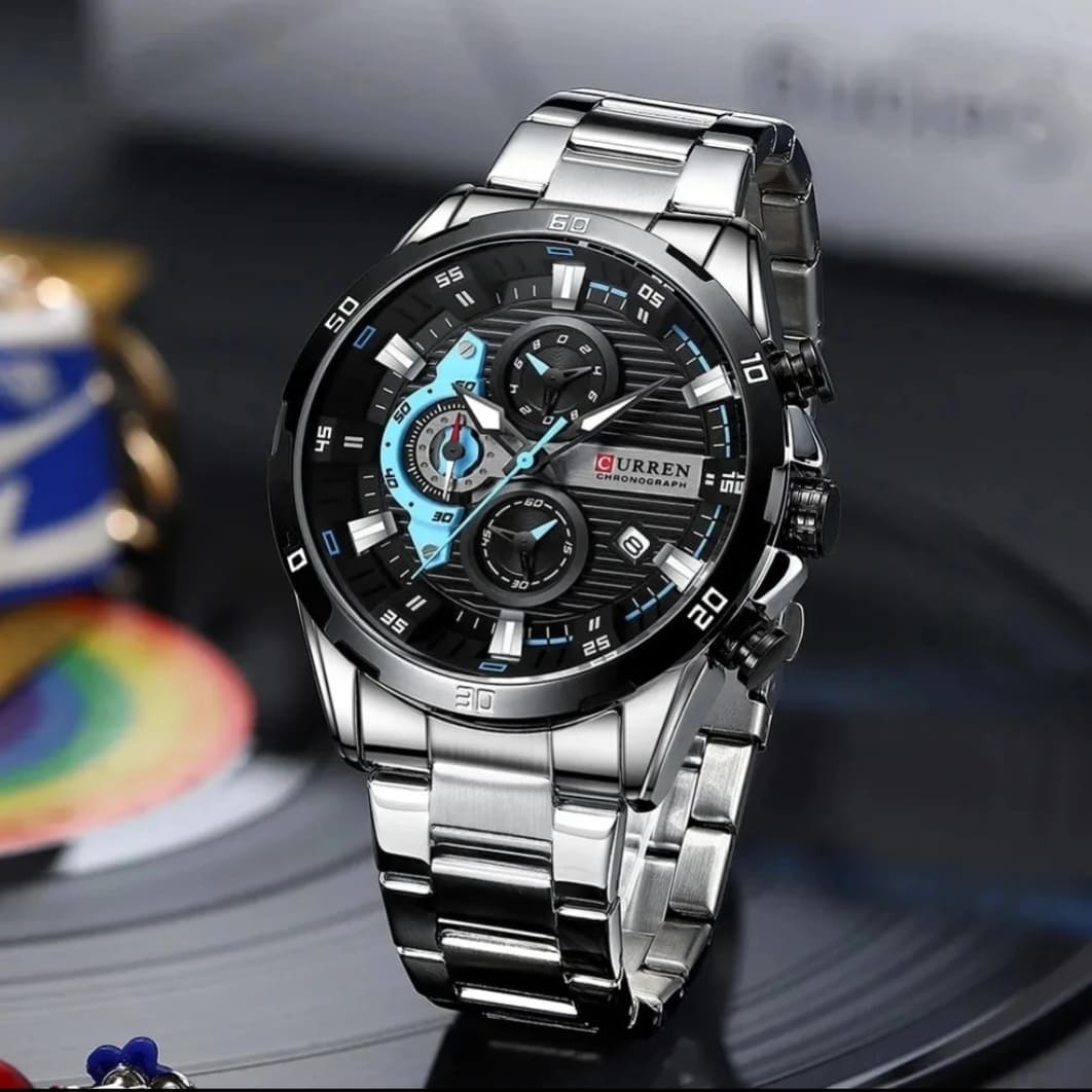 Gros plan sur le cadran noir et les accents turquoise de la montre Curren Full Black