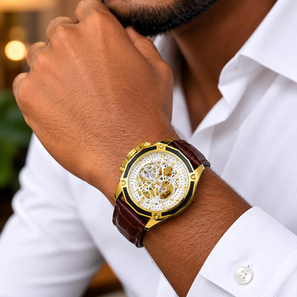 Homme portant la montre automatique squelette Forsining dorée au poignet, bracelet cuir marron