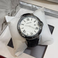 Montre de luxe style Ballon Bleu, boîtier argent, cadran blanc à chiffres romains et bracelet cuir noir
