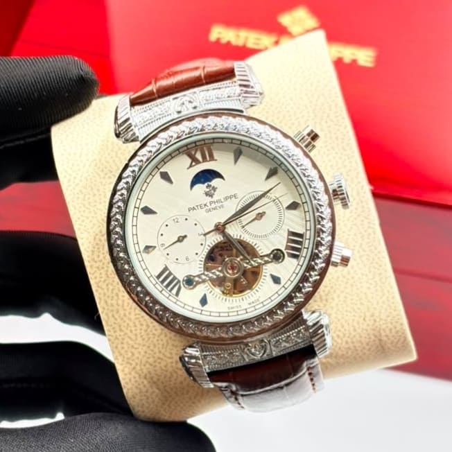 Montre automatique en cuir, vue verticale 