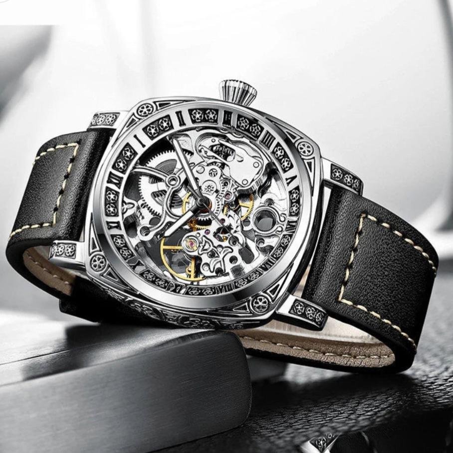 Montre squelette boîtier carré, gros plan sur le bracelet en cuir beige