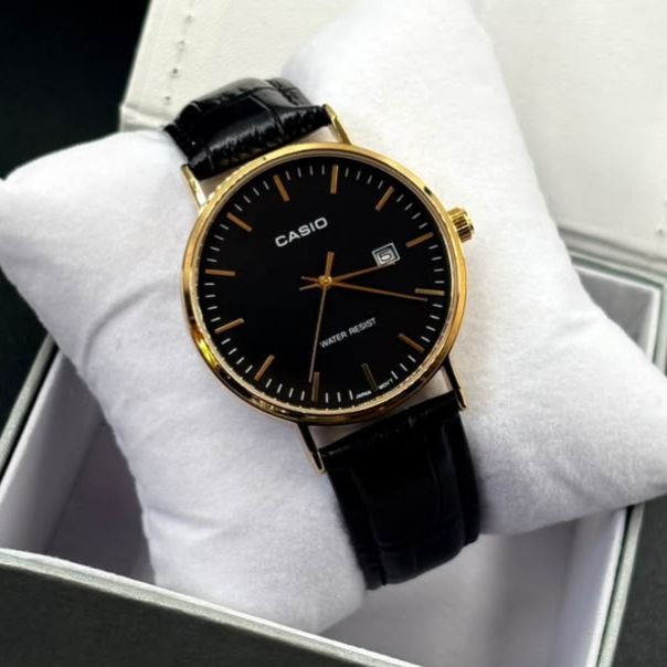 Montre homme Casio Classic boîtier doré, cadran noir et bracelet cuir noir