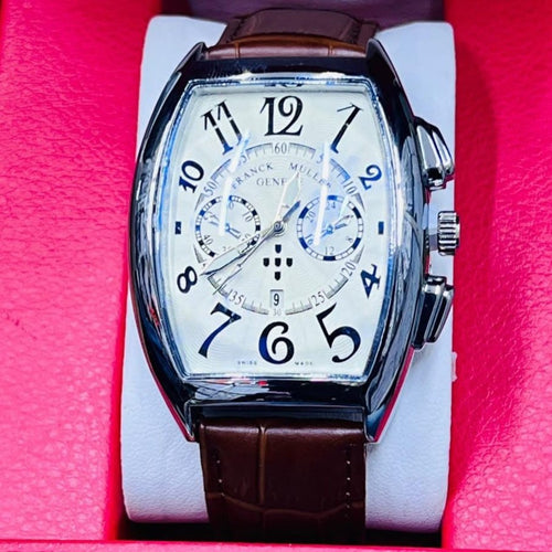 Montre Curvex à bracelet en cuir marron, vue de face