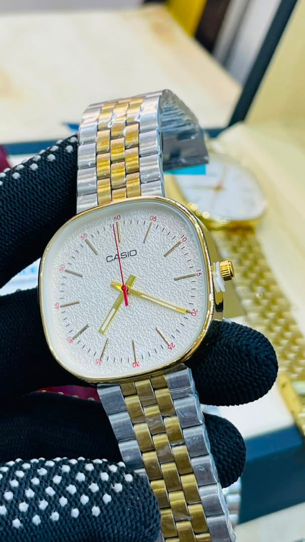 Montre Casio Vintage Minimaliste, boîtier coussin en acier inoxydable, cadran texturé et trotteuse rouge – vue 4