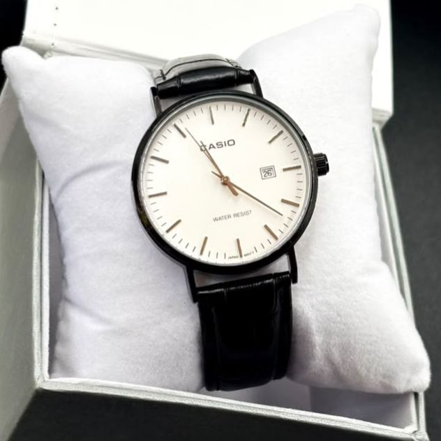 Montre homme Casio Classic avec date, boîtier fin et bracelet cuir noir façon croco