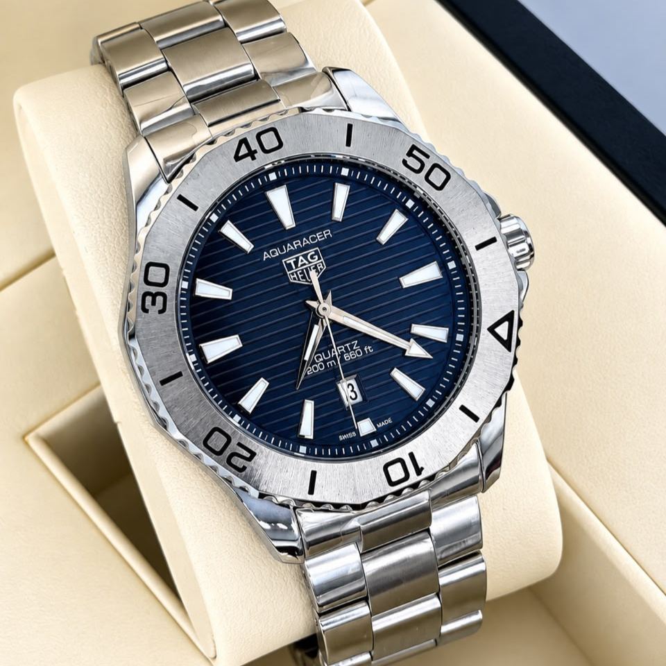 Montre homme bracelet acier, lunette graduée et cadran rayé, dans son écrin – photo 1