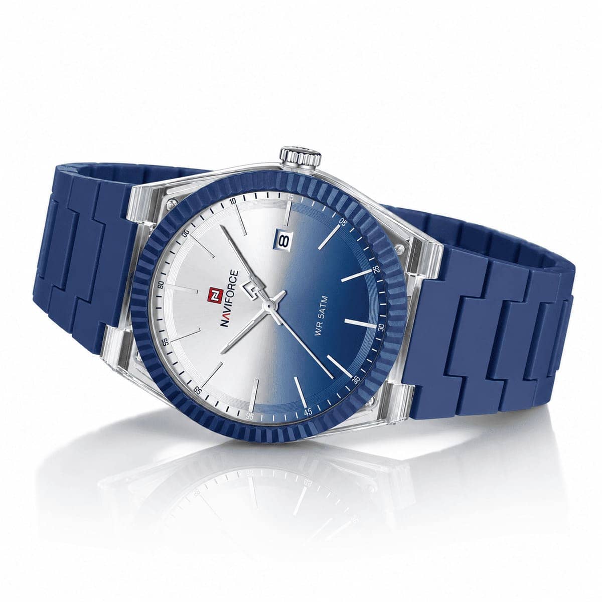 Gros plan sur le cadran dégradé blanc et bleu marine de la montre Naviforce