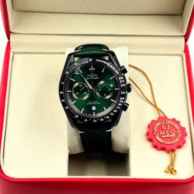Montre homme style chronographe présentée dans son écrin rouge – photo 3