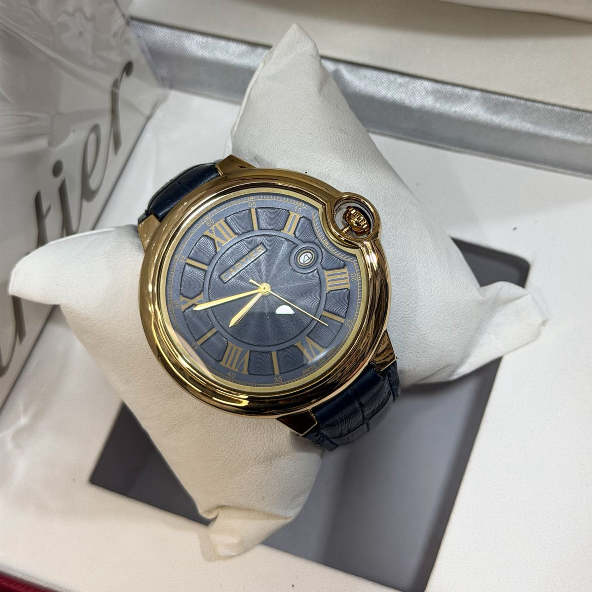 Montre de luxe style Ballon Bleu, boîtier doré, cadran bleu à chiffres romains et bracelet cuir bleu