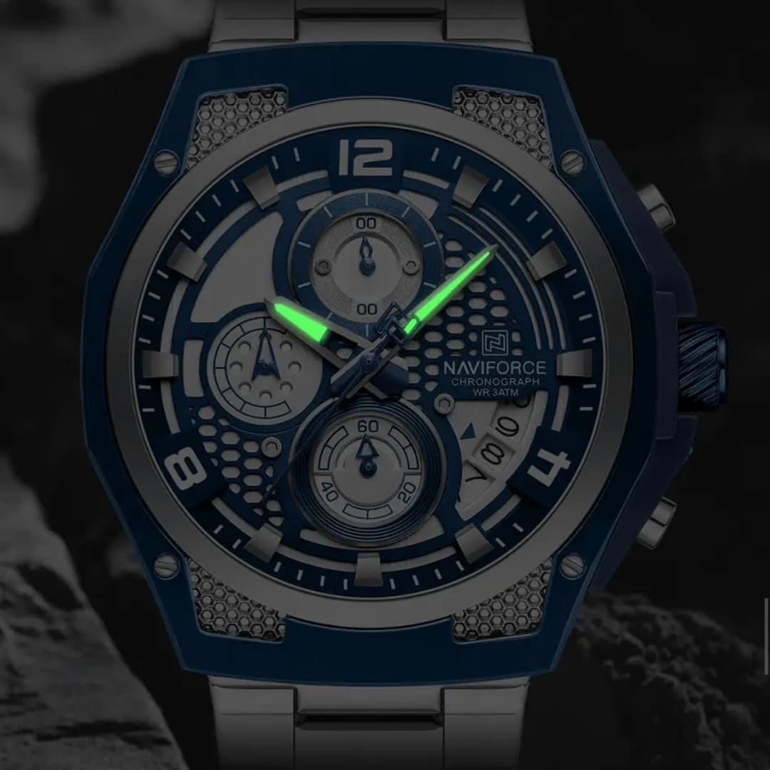 Gros plan sur le cadran multifonction et les trois compteurs de la montre Naviforce