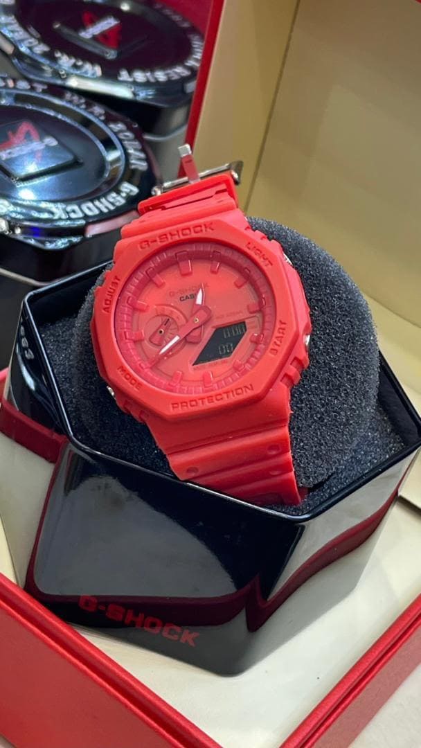 Montre G-Shock rouge, vue coucher 