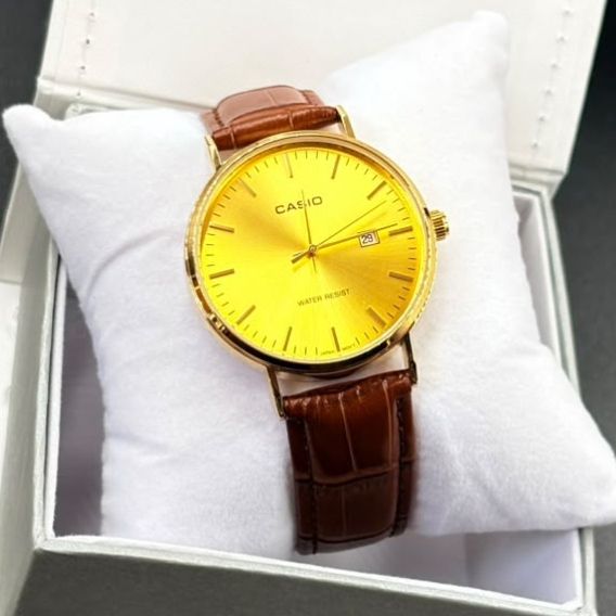 Montre homme Casio Classic boîtier doré, cadran jaune et bracelet cuir marron