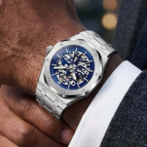 Montre Binbond squelette bleue, gros plan sur le cadran