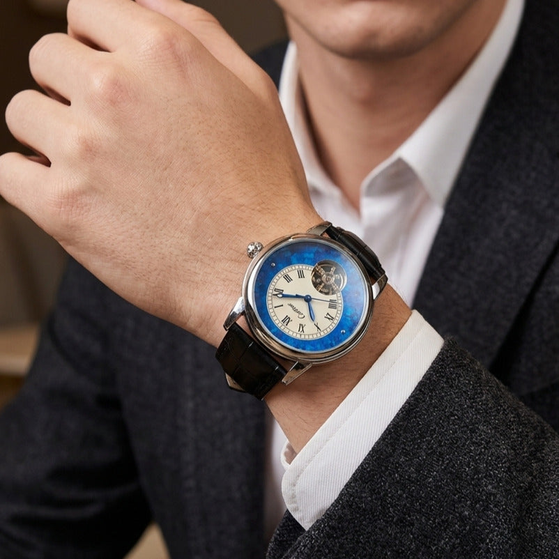 Montre Cartier au poignet d'un homme de teint blanc 
