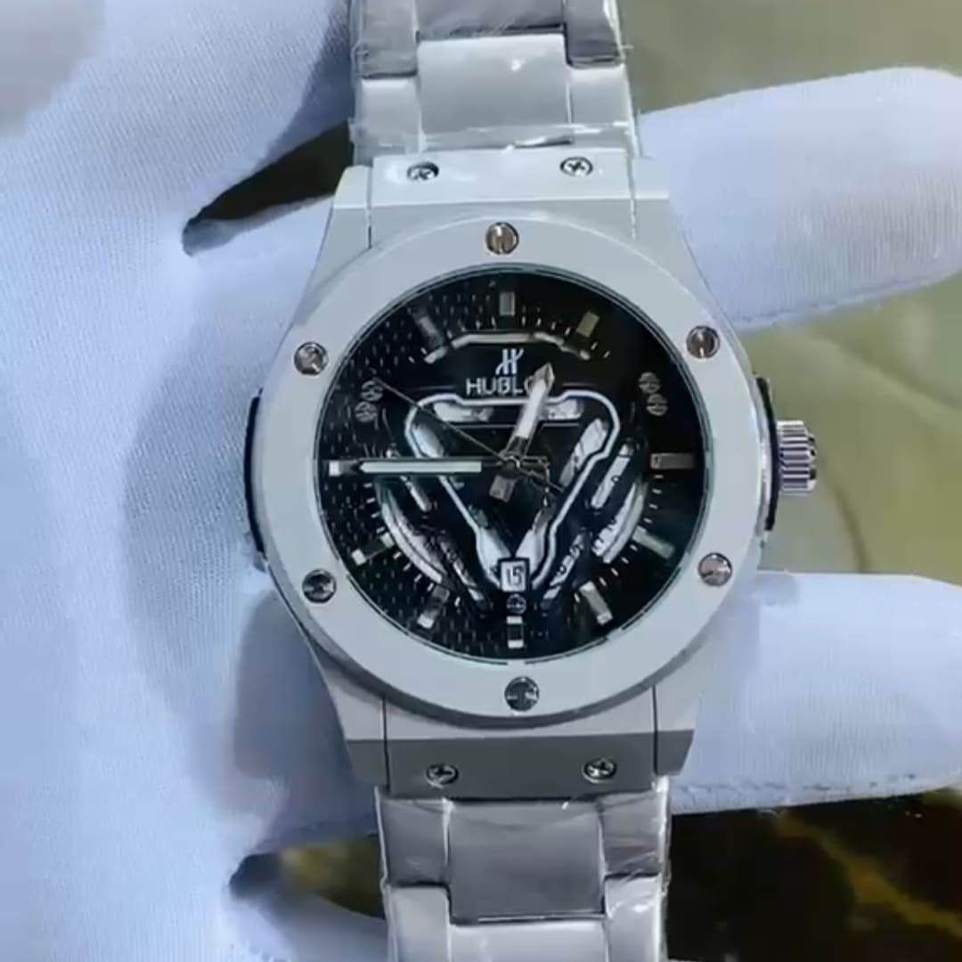 Montre hublot, vue debout 