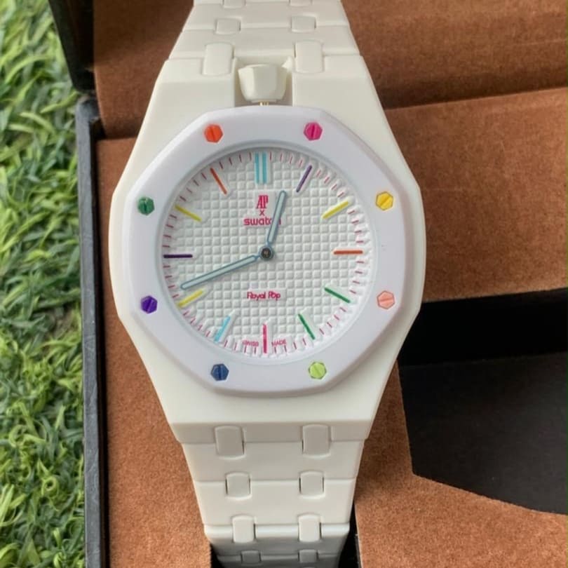 Montre pop royal blanc, vue debout 
