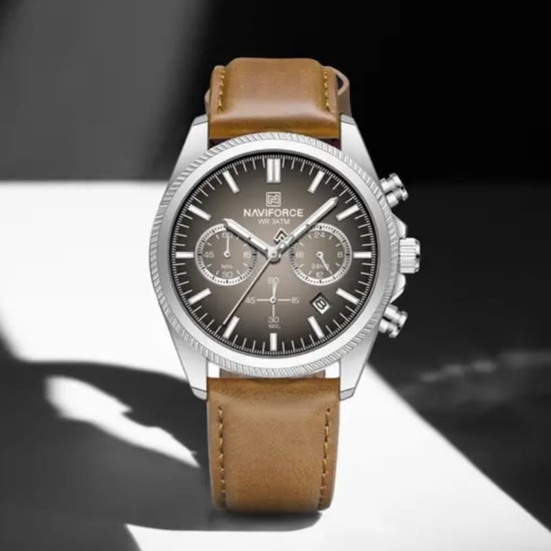 Gros plan sur le cadran dégradé et les compteurs de la montre chronographe Naviforce